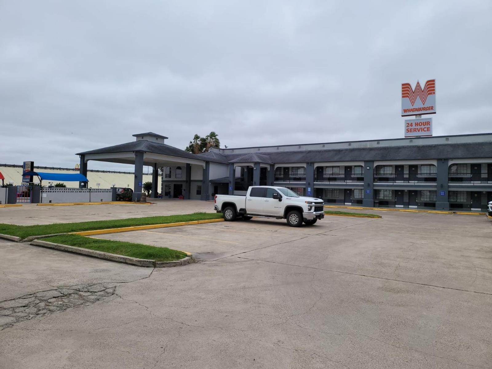 Texas Inn And Suites Raymondville Exterior photo